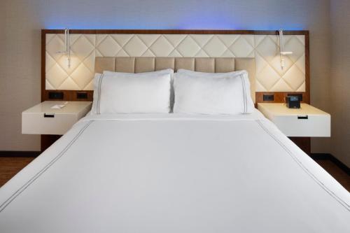 Habitación Estándar con ducha a ras de suelo, adaptada para personas de movilidad reducida - Cama extragrande del hotel EVEN Hotel New York - Midtown East by IHG. Foto 5