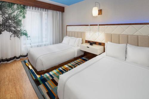 Habitación Doble Estándar con 2 camas dobles del hotel EVEN Hotel New York - Midtown East by IHG. Foto 7