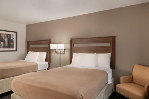 Habitación Doble Deluxe - Adaptada para personas de movilidad reducida/Para no fumadores del hotel Baymont By Wyndham Buffalo. Foto 1