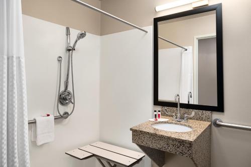 Habitación Doble Deluxe - Adaptada para personas de movilidad reducida/Para no fumadores del hotel Baymont By Wyndham Buffalo. Foto 2