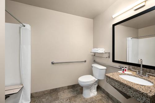 Habitación Doble Deluxe - Adaptada para personas de movilidad reducida/Para no fumadores del hotel Baymont By Wyndham Buffalo. Foto 3