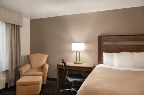 Habitación - No fumadores - Cama grande del hotel Baymont By Wyndham Buffalo