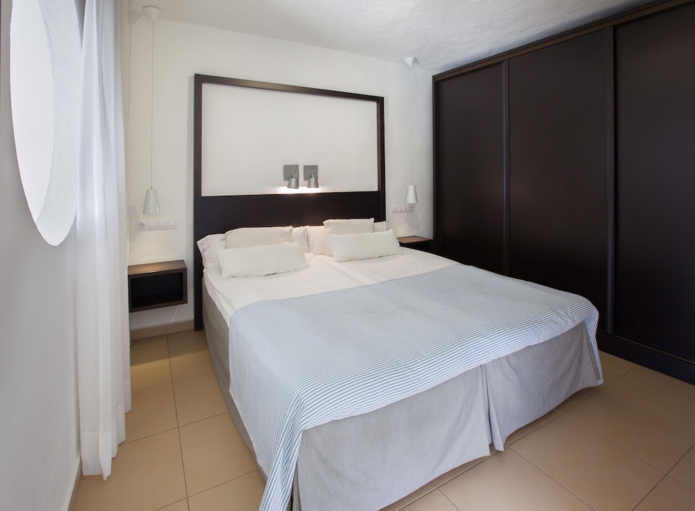 Apartamento de dos dormitorios con vista mar limitada del hotel Grupotel Tres Vidas. Foto 1