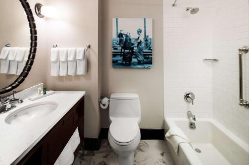 Habitación con cama extragrande - Adaptada para personas con discapacidad auditiva del hotel Hilton Brooklyn New York