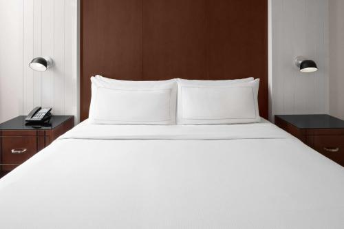 Habitación con cama extragrande - Adaptada para personas con discapacidad auditiva del hotel Hilton Brooklyn New York. Foto 1