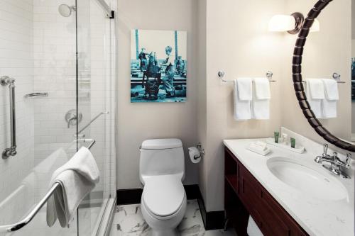 Habitación con cama extragrande - Adaptada para personas con discapacidad auditiva del hotel Hilton Brooklyn New York. Foto 4