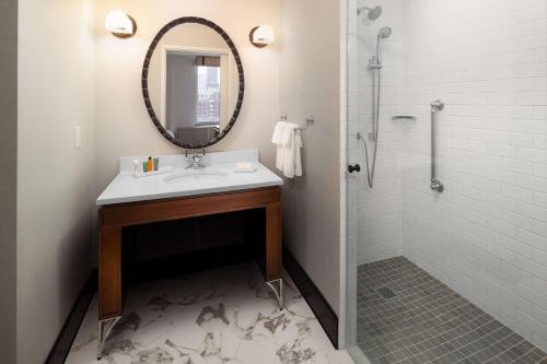Habitación con ducha a ras de suelo, adaptada para personas de movilidad reducida - Cama extragrande del hotel Hilton Brooklyn New York
