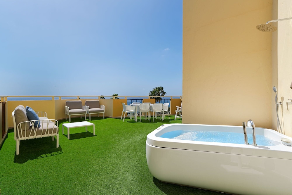 Suite Premium, balcón (with Outdoor Whirlpool) del hotel Sport Monte Feliz - powered by Playitas. Foto 6