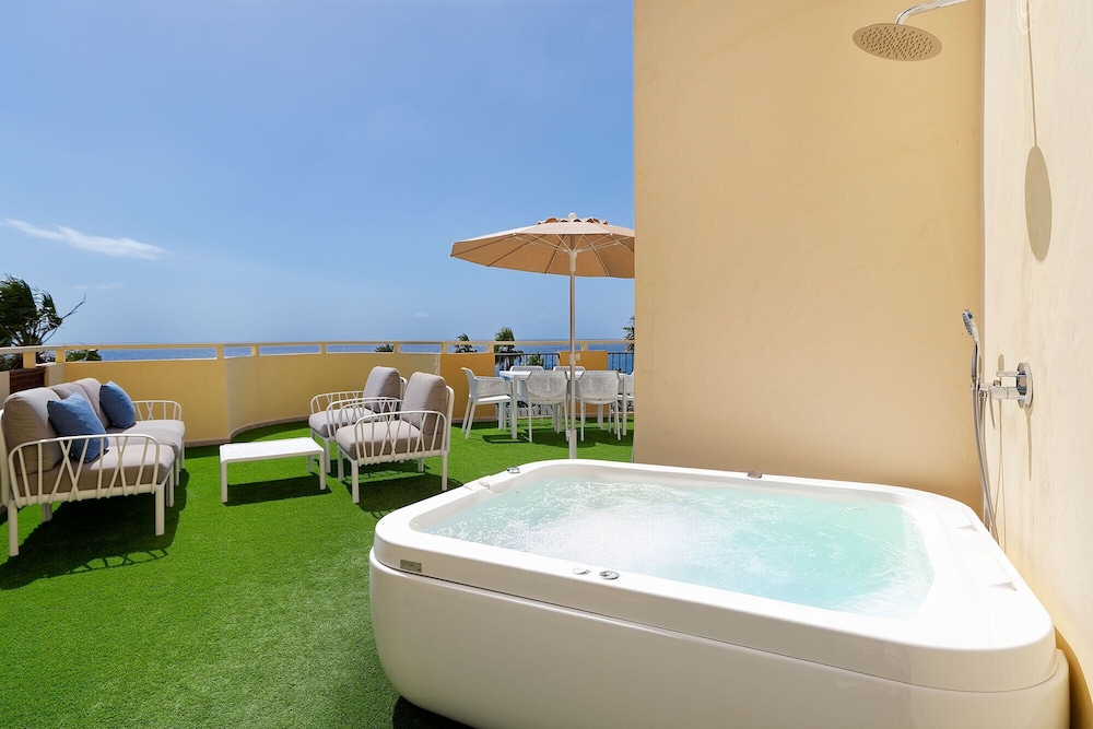 Suite Premium, balcón (with Outdoor Whirlpool) del hotel Sport Monte Feliz - powered by Playitas. Foto 7