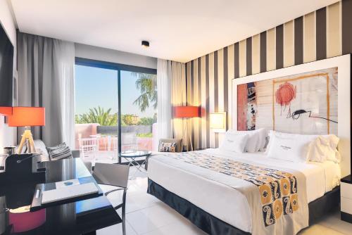 Habitación Doble Deluxe con vistas al jardín - 1 o 2 camas del hotel Royal Hideaway Sancti Petri. Foto 4