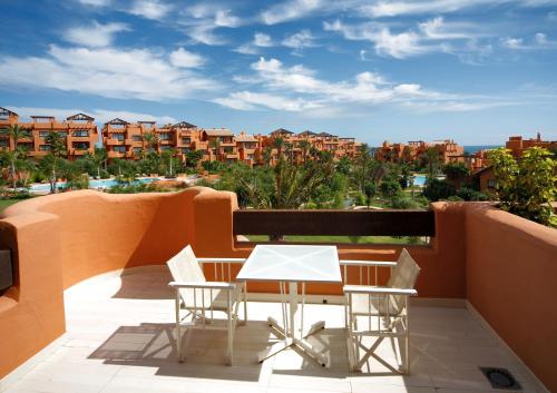 Alojamiento Deluxe Superior con vistas laterales al mar del hotel Royal Hideaway Sancti Petri. Foto 1