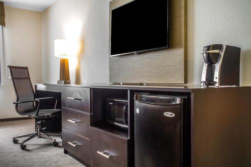 Habitación - 1 cama extragrande - No fumadores del hotel Sleep Inn and Suites Airport. Foto 4