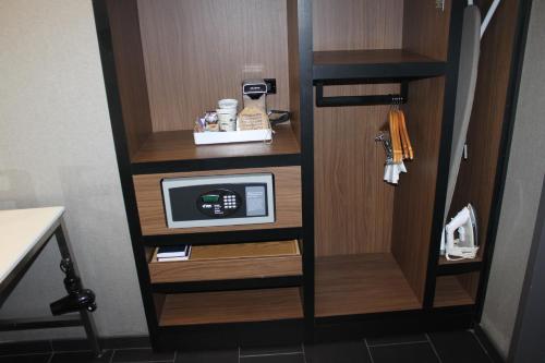 Habitación King con ducha a ras de suelo - accesible para movilidad y audición del hotel Aloft Syracuse Inner Harbor