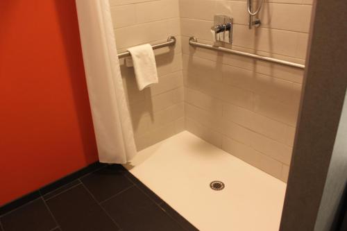Habitación King con ducha a ras de suelo - accesible para movilidad y audición del hotel Aloft Syracuse Inner Harbor. Foto 1