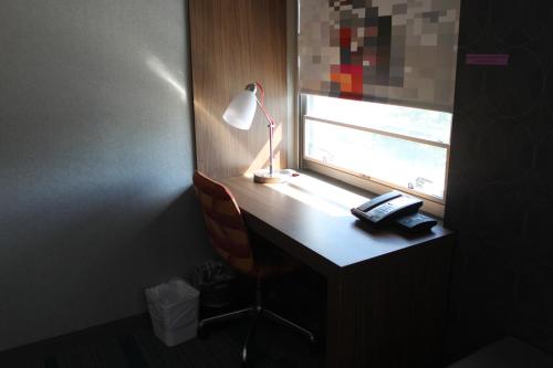 Habitación King con ducha a ras de suelo - accesible para movilidad y audición del hotel Aloft Syracuse Inner Harbor. Foto 4
