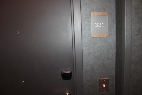 Habitación King con ducha a ras de suelo - accesible para movilidad y audición del hotel Aloft Syracuse Inner Harbor. Foto 5