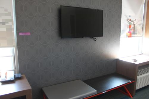 Habitación con 2 camas Queen del hotel Aloft Syracuse Inner Harbor