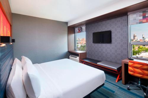 Habitación con cama extragrande del hotel Aloft Syracuse Inner Harbor