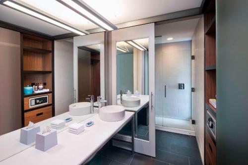 Queen Room with Two Queen Beds and Roll - In Shower - Mobility Access/Hearing Accessible del hotel Aloft Syracuse Inner Harbor. Foto 1
