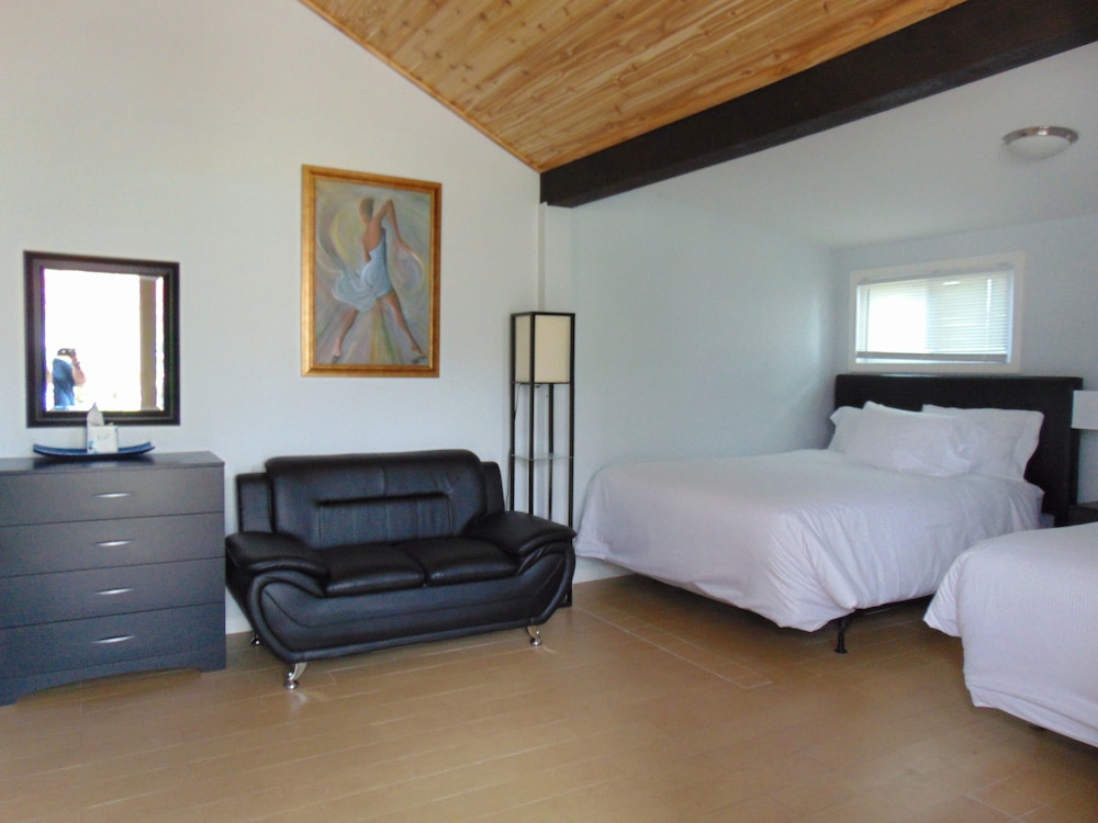 Bungalow, 2 camas de matrimonio del hotel Bay Watch And Marina. Foto 2