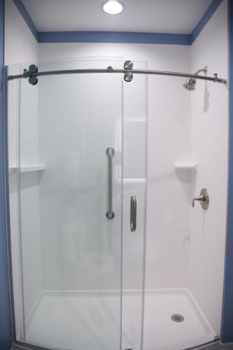 Habitación con 2 camas grandes - Adaptada para personas con discapacidad del hotel At Batavia Downs. Foto 1