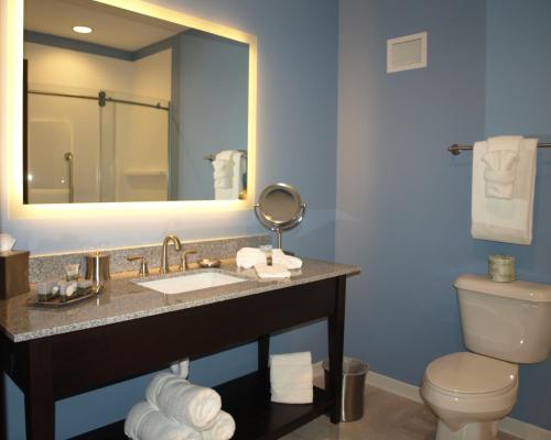 Habitación con 2 camas grandes - Adaptada para personas con discapacidad del hotel At Batavia Downs. Foto 2