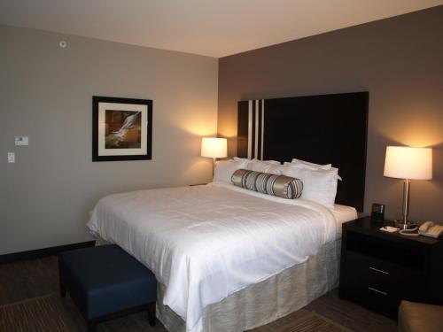 Habitación con 2 camas grandes - Adaptada para personas con discapacidad del hotel At Batavia Downs. Foto 3