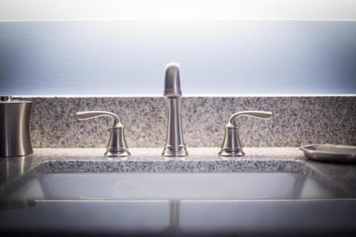 Habitación con 2 camas grandes del hotel At Batavia Downs. Foto 2