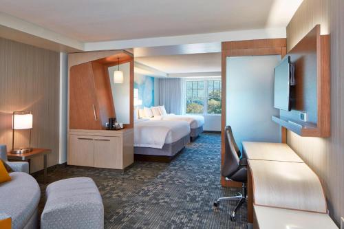 Suite con dos camas queen, sofá cama y vista al lago del hotel Courtyard By Marriott Lake George