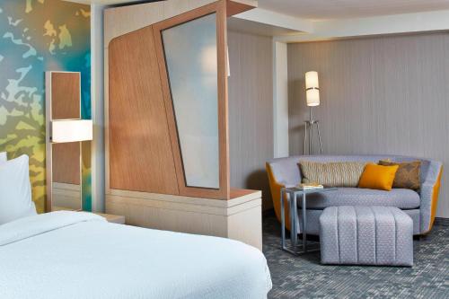 Estudio con cama extragrande y sofá cama - Adaptado para personas con discapacidad auditiva del hotel Courtyard By Marriott Lake George. Foto 2