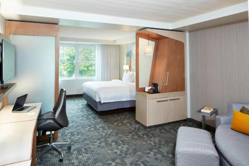 Estudio con cama extragrande y sofá cama - Adaptado para personas con discapacidad auditiva del hotel Courtyard By Marriott Lake George. Foto 3