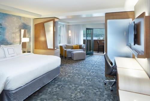 King Room with Sofa Bed/Lake View/Balcony - Mobility Accessible with Roll - In Shower del hotel Courtyard By Marriott Lake George