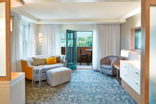 King Room with Sofa Bed/Lake View/Balcony - Mobility Accessible with Roll - In Shower del hotel Courtyard By Marriott Lake George. Foto 2