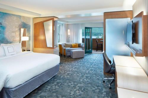 Habitación Doble con balcón y vistas al lago - 1 cama extragrande del hotel Courtyard By Marriott Lake George. Foto 4