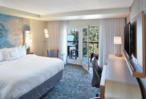 King Room with Two King Beds with Balcony and Lake View del hotel Courtyard By Marriott Lake George. Foto 1