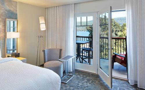 King Room with Two King Beds with Balcony and Lake View del hotel Courtyard By Marriott Lake George. Foto 2
