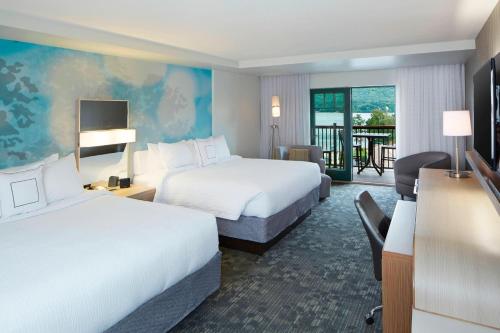 King Room with Two King Beds with Balcony and Lake View del hotel Courtyard By Marriott Lake George. Foto 7