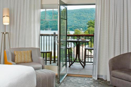 King Room with Two King Beds with Balcony and Lake View del hotel Courtyard By Marriott Lake George. Foto 8