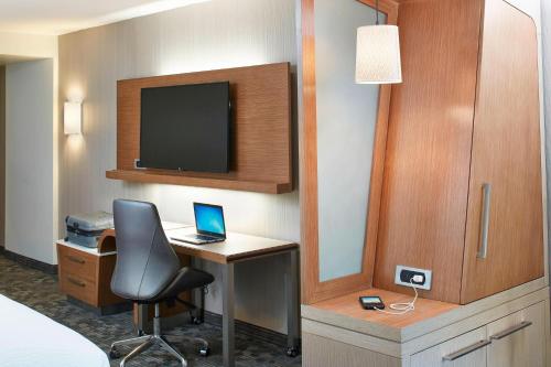 King Room with Two King Beds with Balcony and Lake View del hotel Courtyard By Marriott Lake George. Foto 9