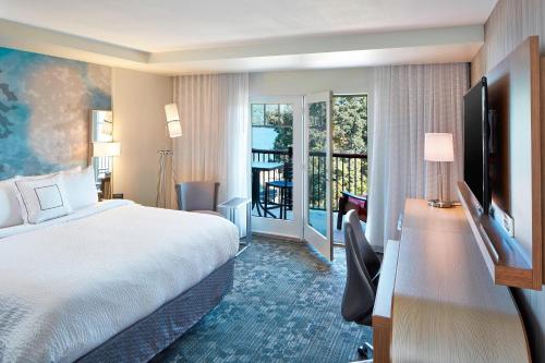 Habitación con cama extragrande y balcón del hotel Courtyard By Marriott Lake George. Foto 4