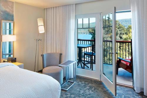 Habitación con cama extragrande y balcón del hotel Courtyard By Marriott Lake George. Foto 5