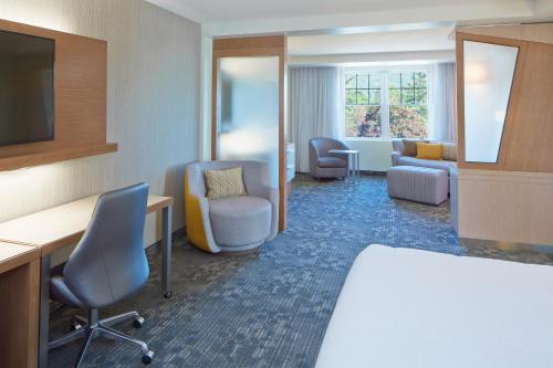 Suite con cama extragrande y sofá cama del hotel Courtyard By Marriott Lake George
