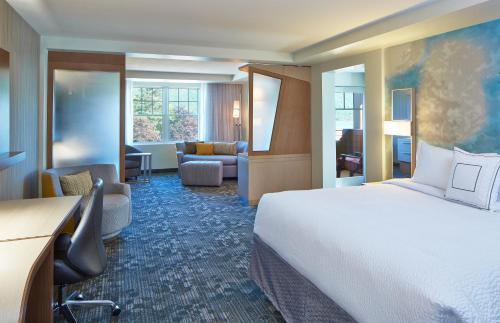 Suite con cama extragrande y sofá cama del hotel Courtyard By Marriott Lake George. Foto 1