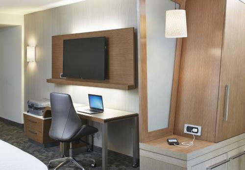 Suite con cama extragrande y sofá cama del hotel Courtyard By Marriott Lake George. Foto 2