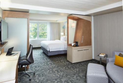 King Suite with Sofa Bed and Roll - in Shower - Mobility Accessible del hotel Courtyard By Marriott Lake George