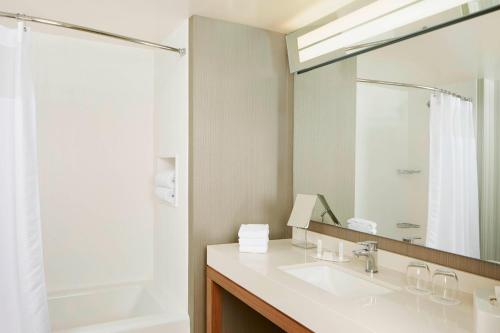 King Suite with Sofa Bed and Roll - in Shower - Mobility Accessible del hotel Courtyard By Marriott Lake George. Foto 5