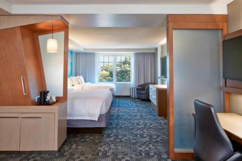 Suite Doble con 2 camas grandes y 1 sofá cama del hotel Courtyard By Marriott Lake George. Foto 6