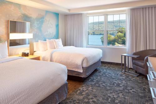 Suite with Two Queen Beds with Sofa Bed and Lake View del hotel Courtyard By Marriott Lake George. Foto 4