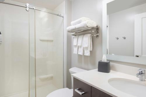 Suite Estudio con sofá cama adaptada para personas con discapacidad auditiva - Cama extragrande del hotel Towneplace Suites By Marriott Latham Albany Airpor. Foto 1
