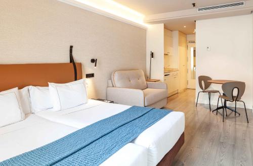 Habitación Doble con cama supletoria - 1 o 2 camas del hotel Suites Viena Plaza De España. Foto 1